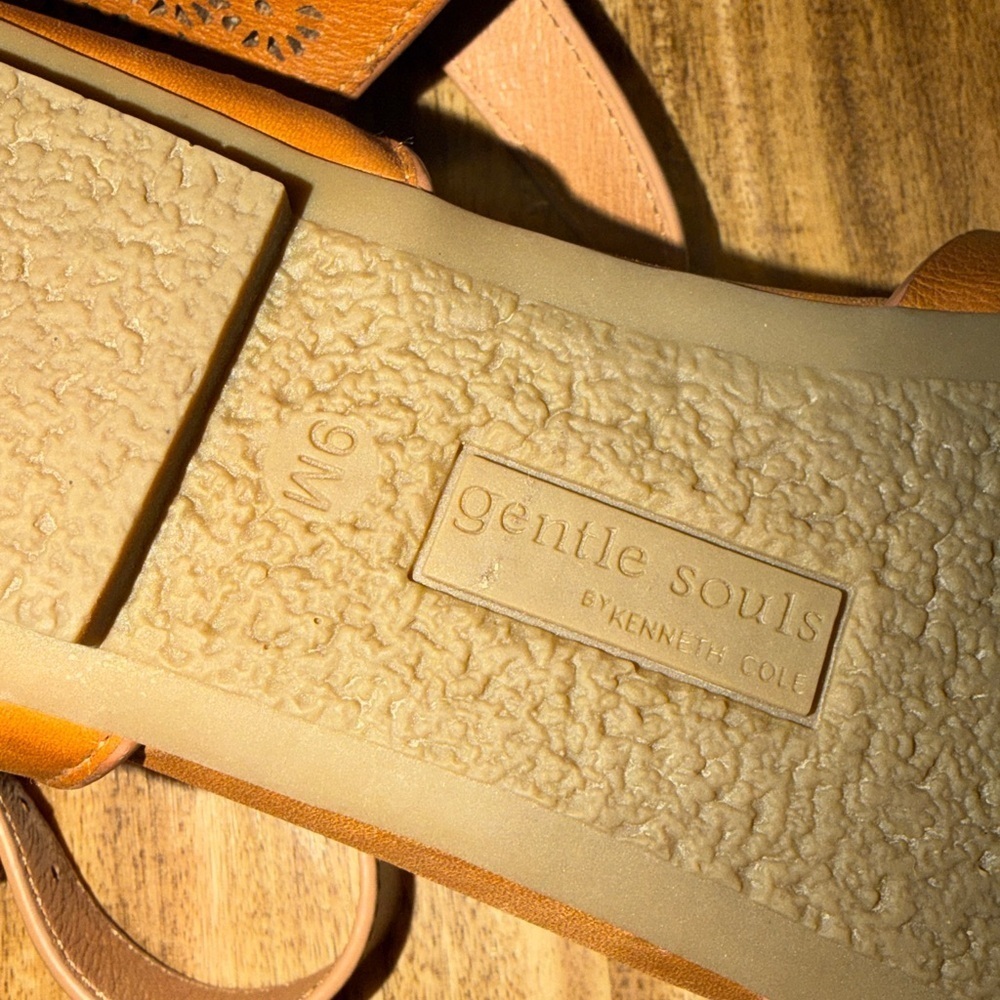 Gentle Souls Kenneth Cole women’s 9 sandals shoes Tan brown cutout flat buckle - Picture 6 of 8